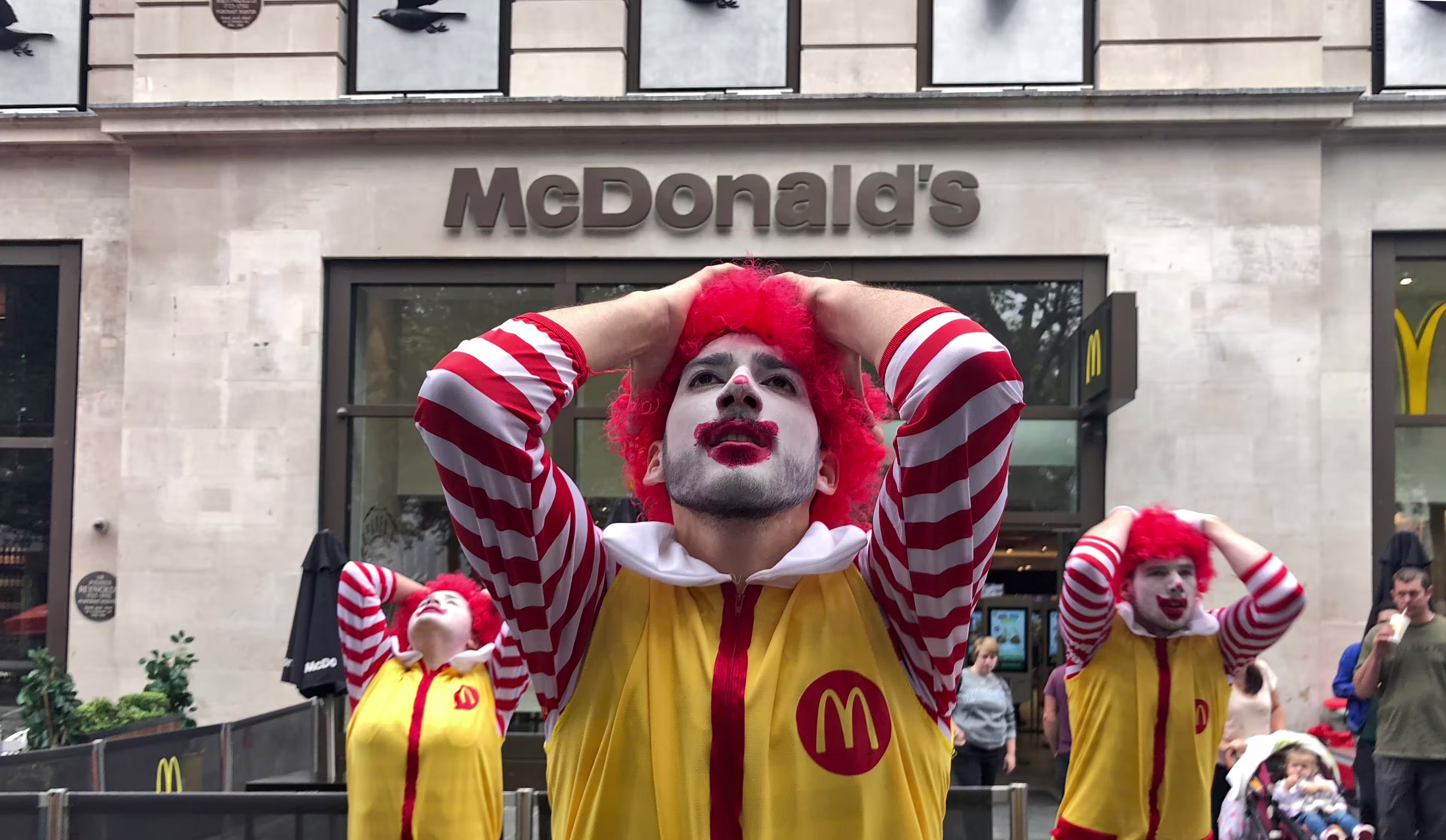 mcd-campaign-ronald-flash-mob-head-hands