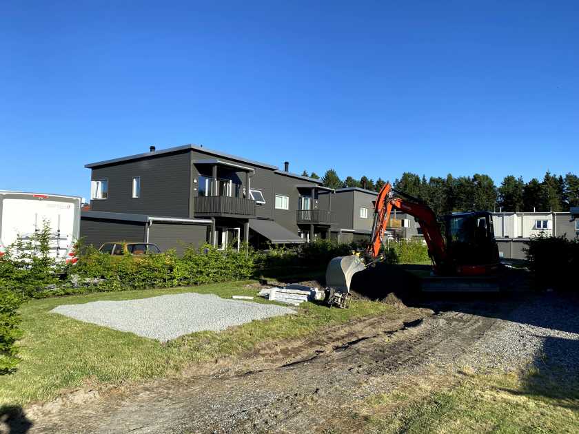 Lyng, Høntorp & Svendby AS gjorde ferdig fellesområdet med ny plen, kantstein og underlag til ny bod.