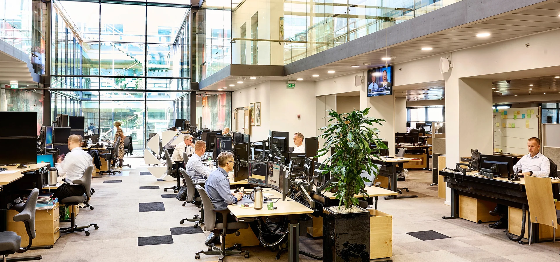 Tekst og billede - Jyske Bank Afdelingsshop - Image left