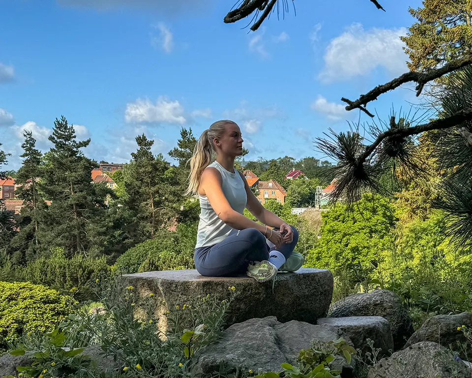 Billede 1 - Outdoor - mindfulness yoga kvinde i naturen