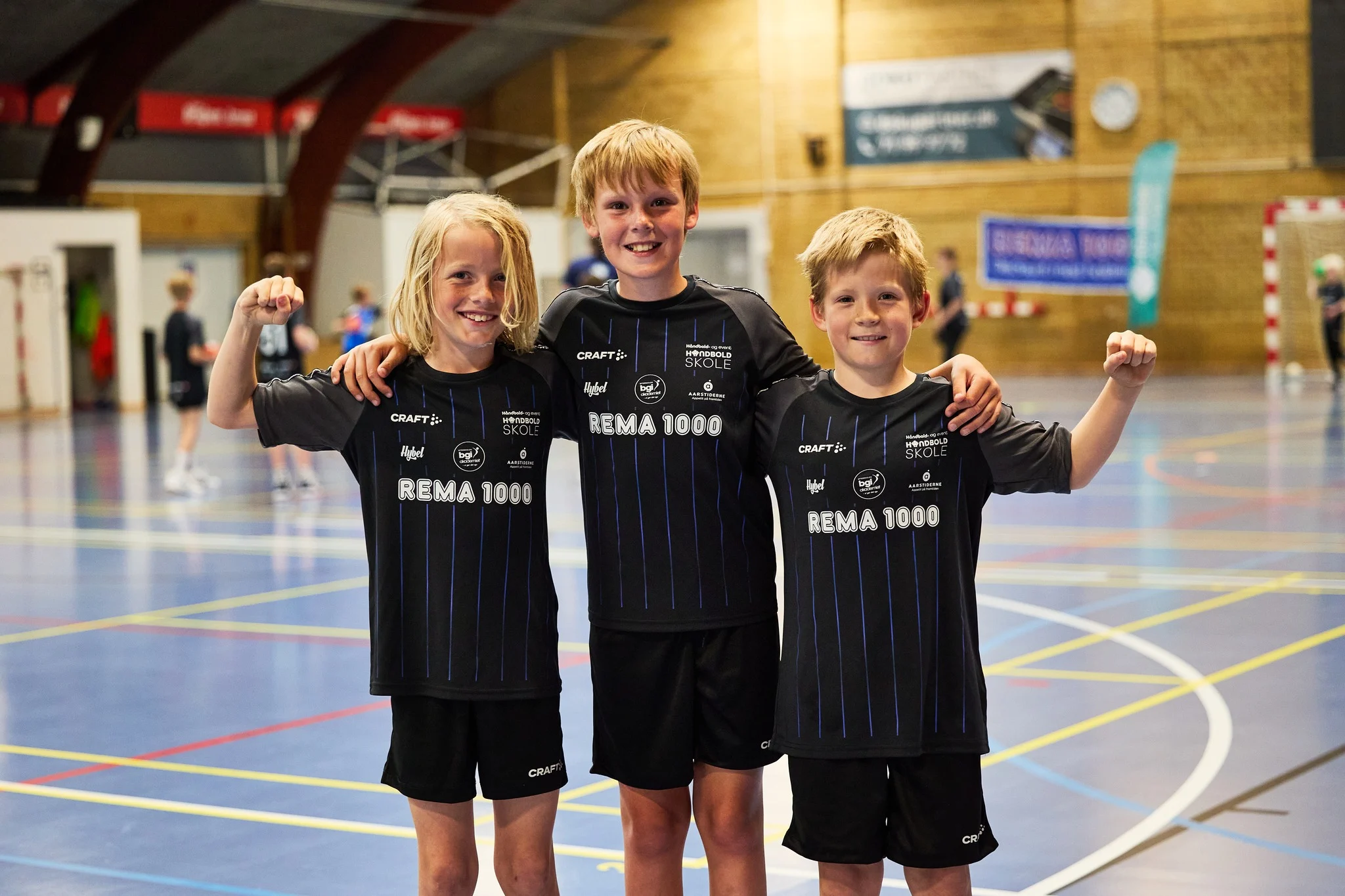 Billede -  F&E Fodboldskole og H&E Håndboldskole - børn på håndboldbane