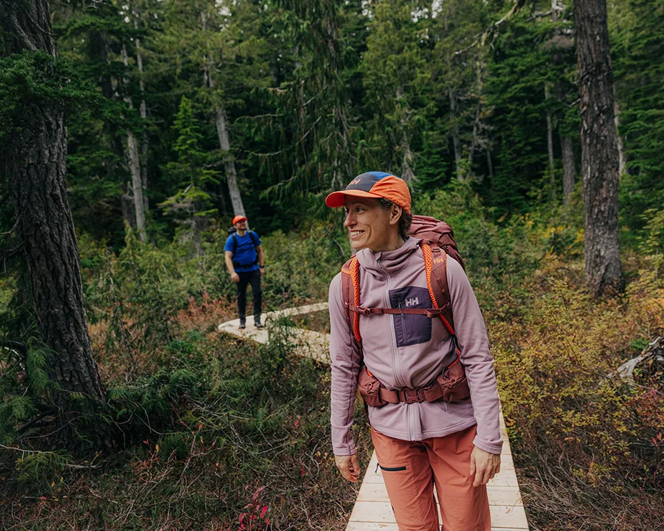 Billede 1 - Outdoor - mand hiker trekker i skov