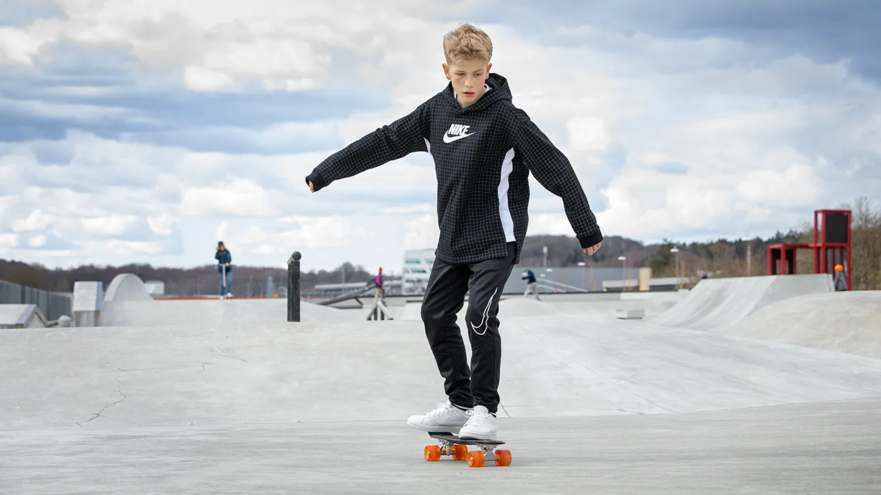 Dreng på skate
