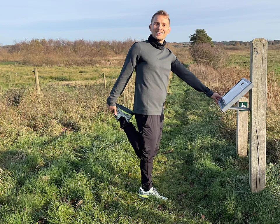 Billede 4 mand strækker ud ved skilt