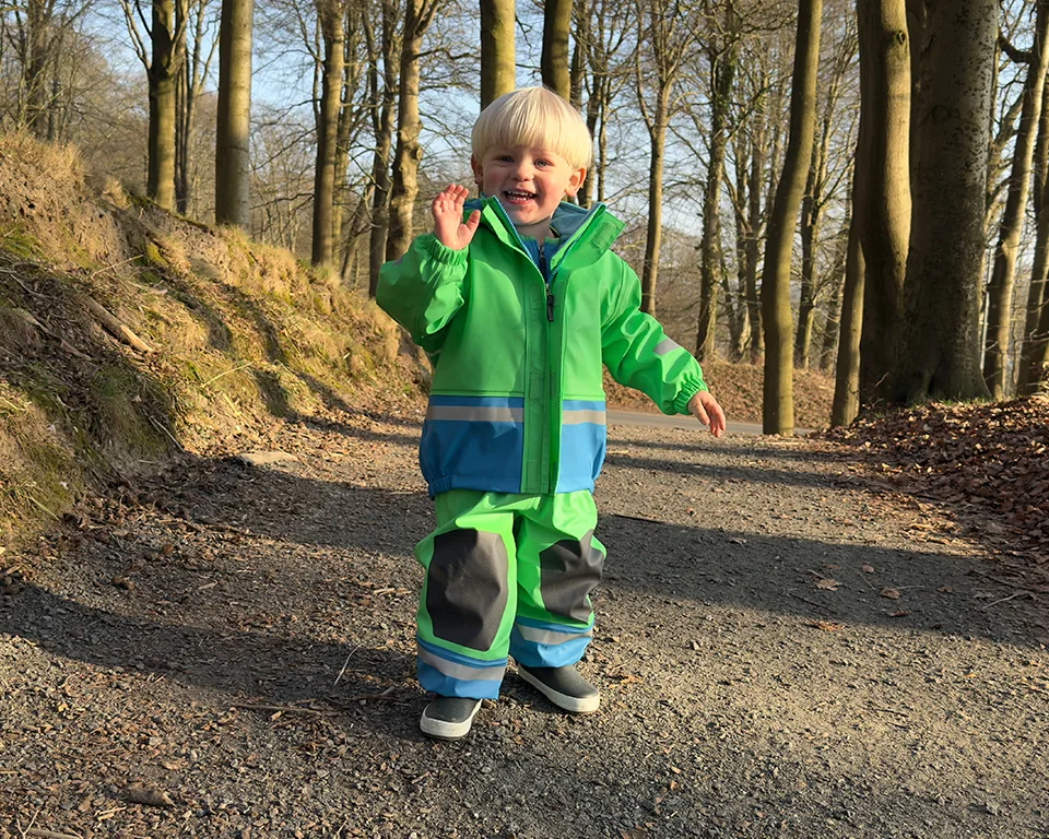 Billede 3 - Outdoor - barn i regntøj i skov