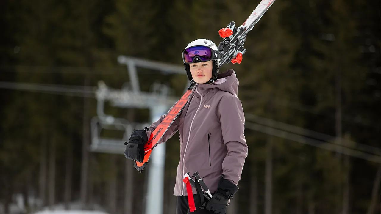 HellyHansen skiferie dreng med ski