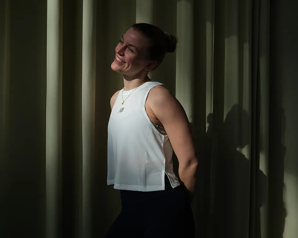 Billede 1 - træning - kvinde i hvid træningstop