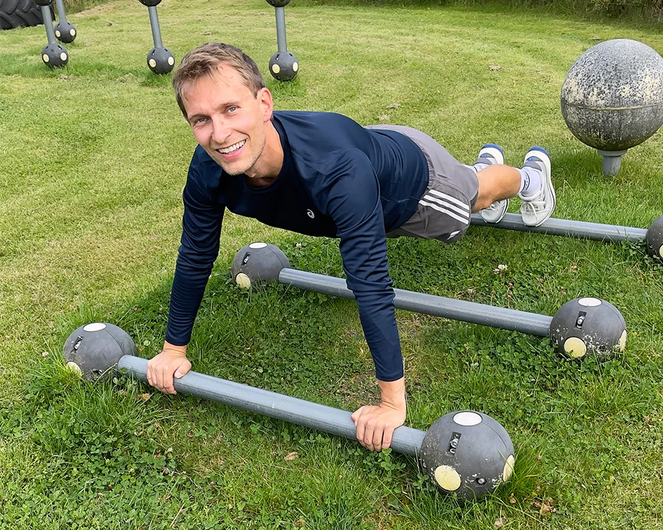Billede 2 - træning - mand udetræning i planke
