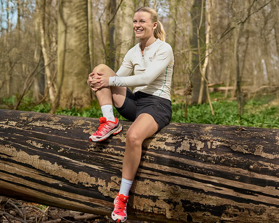 Billede 2 - outdoor - kvinde i skov i kari traa