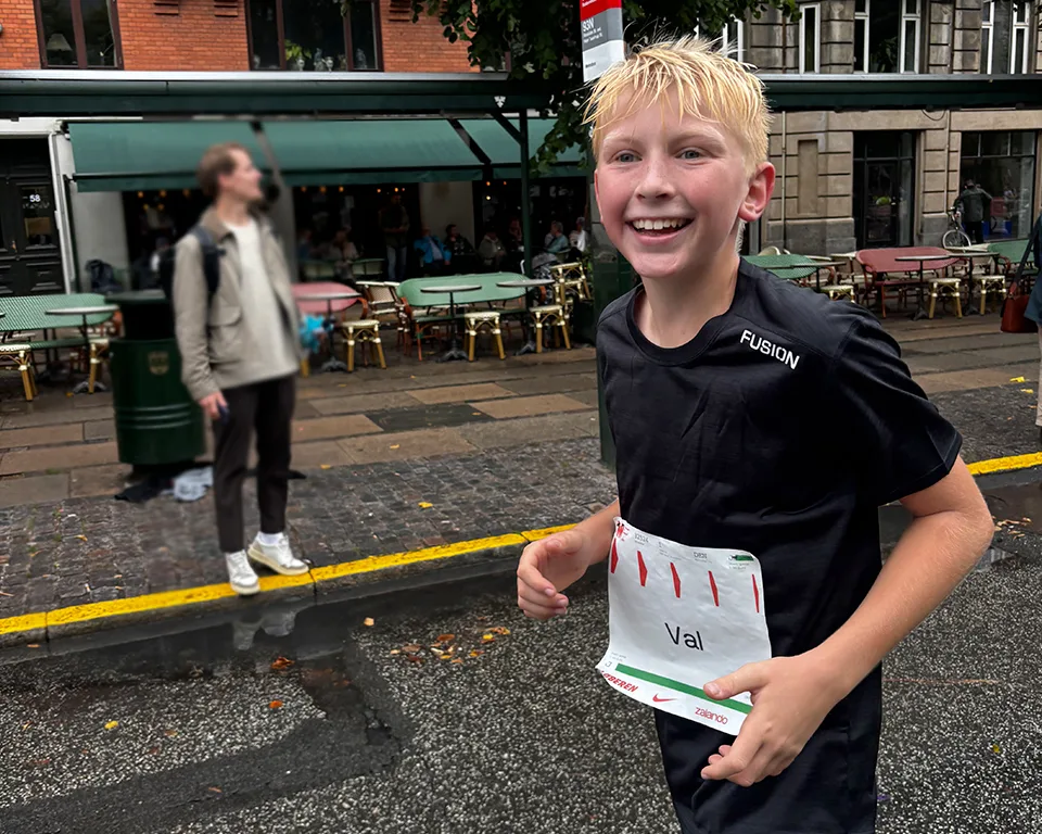 Billede 2 søn løber