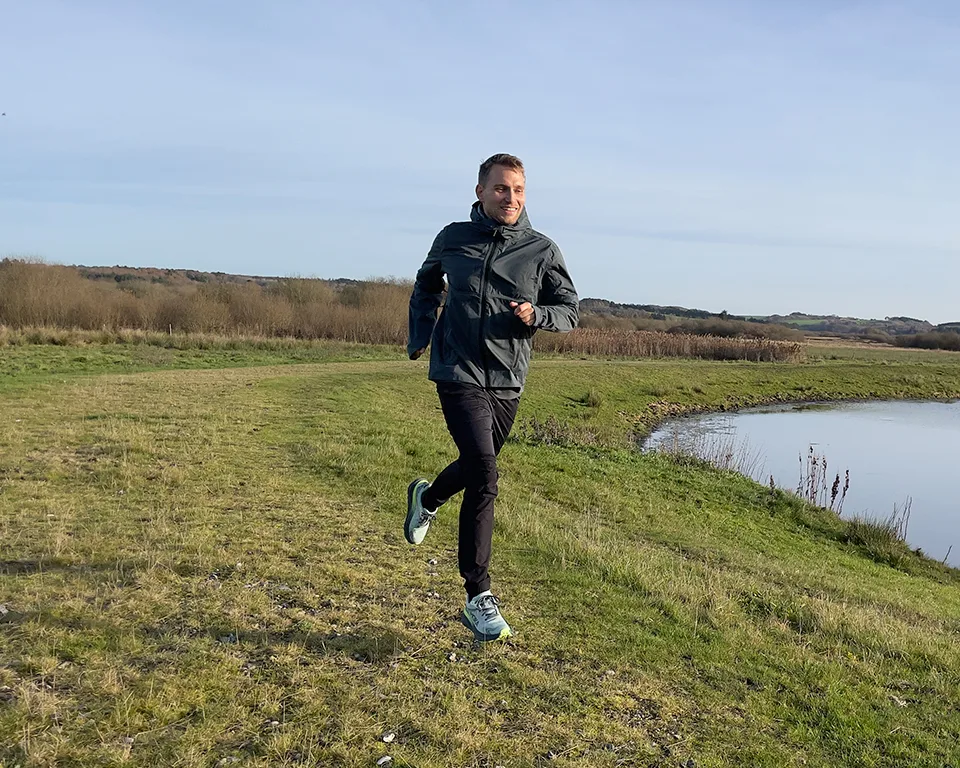 Billede 3 mand løber ved sø