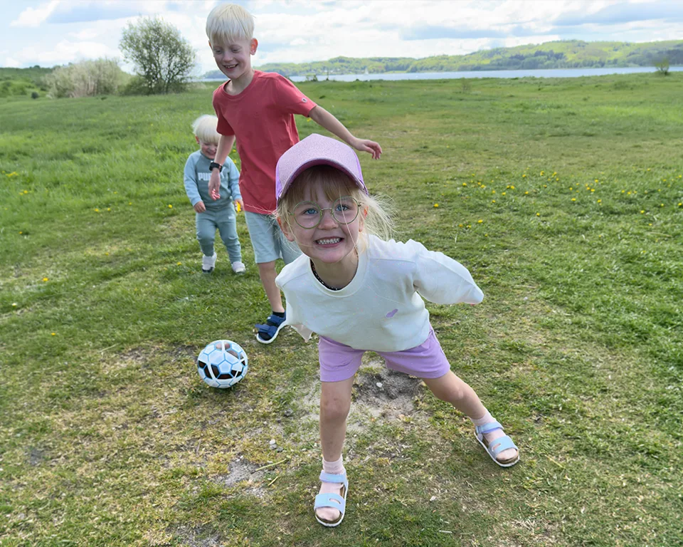 Billede 2 - træning - barn på græsplæne
