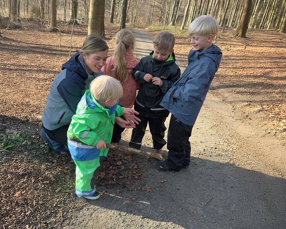 Billede 3 - træning - kvinde og børn i skoven