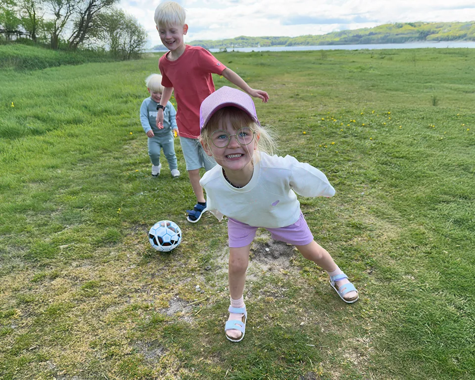 Billede 2 - Outdoor - børn på græs