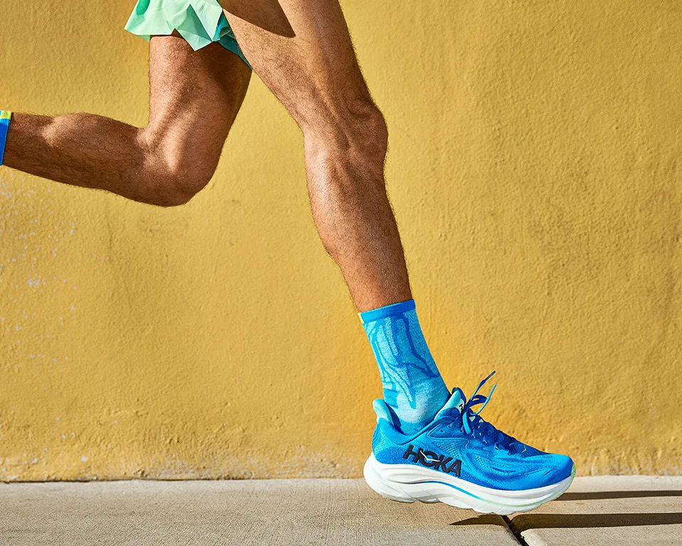 HOKA Clifton 10 - op af gul væg