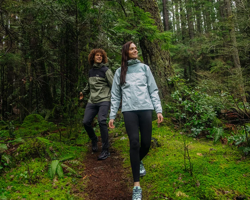 Billede 2 - Outdoor - mand og kvinde hiker trekker i skov