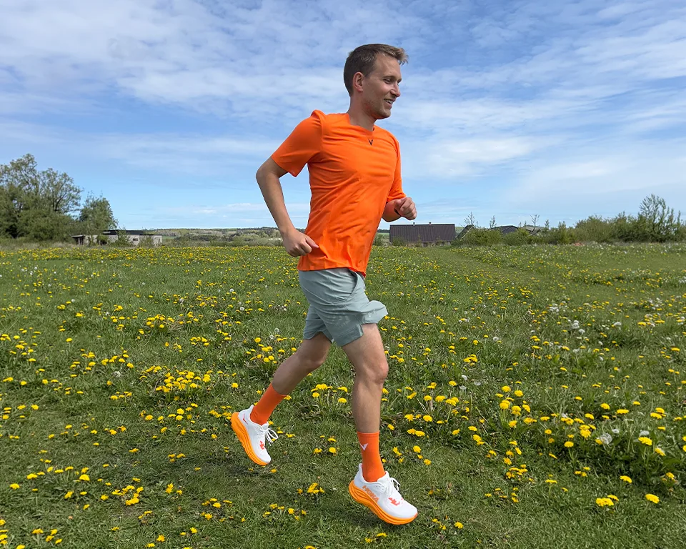 Billede 3 - træning - mand løber i orange tøj