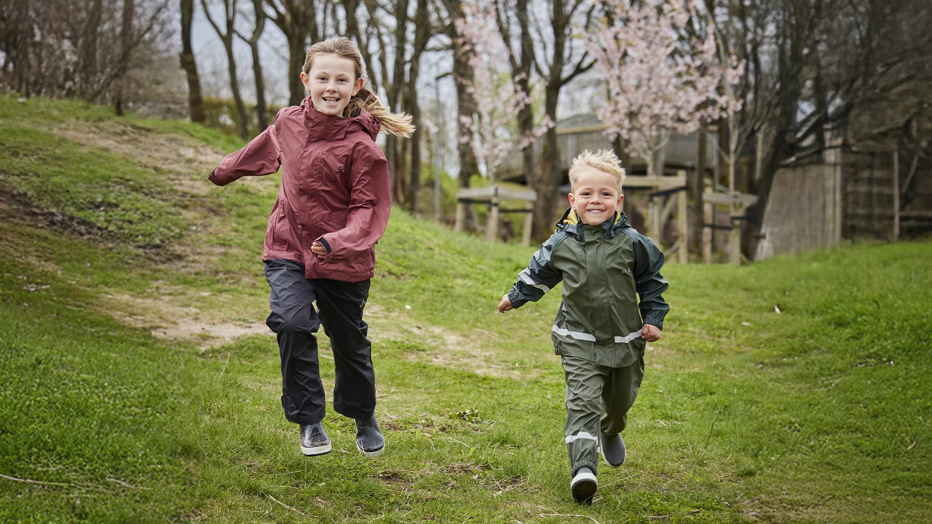 Tekst og billede - outdoor univers - klæd børnene på til regn og rusk