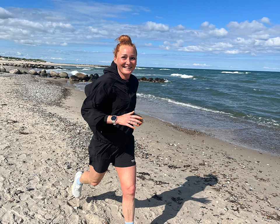 Billede 3 kvinde løber på stranden