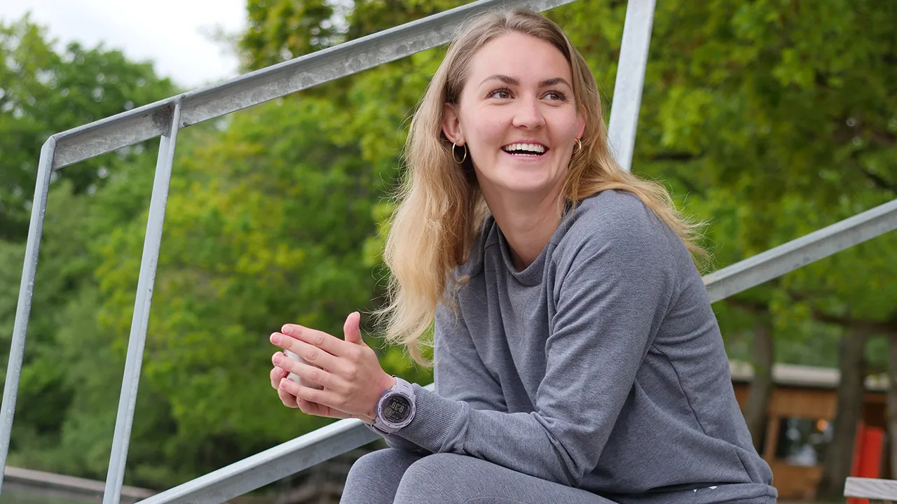Garmin Instinct Solar på trappe