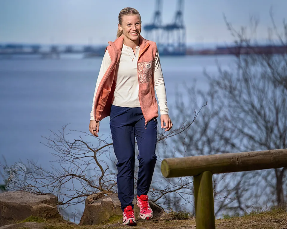 Billede 1 - outdoor - kvinde i kari traa