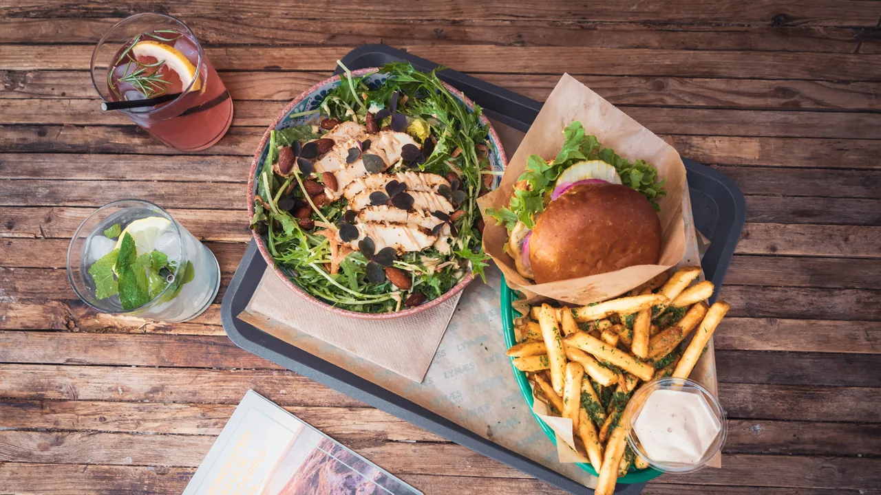 Burger og salat med kylling Lynæs Surfcenter