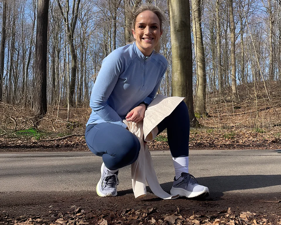 Billede 2 - outdoor - kvinde løber i naturen