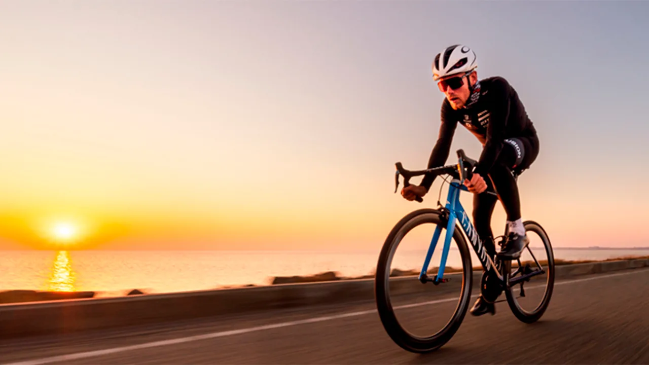 Cykling solnedgang