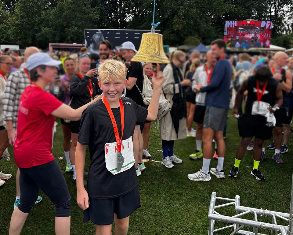 Billede 3 søn ringer med klokken efter løb