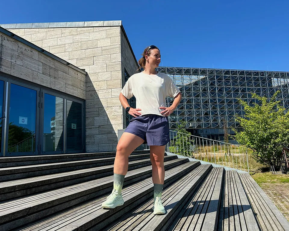 Billede 1 kvinde iført asics på trappe