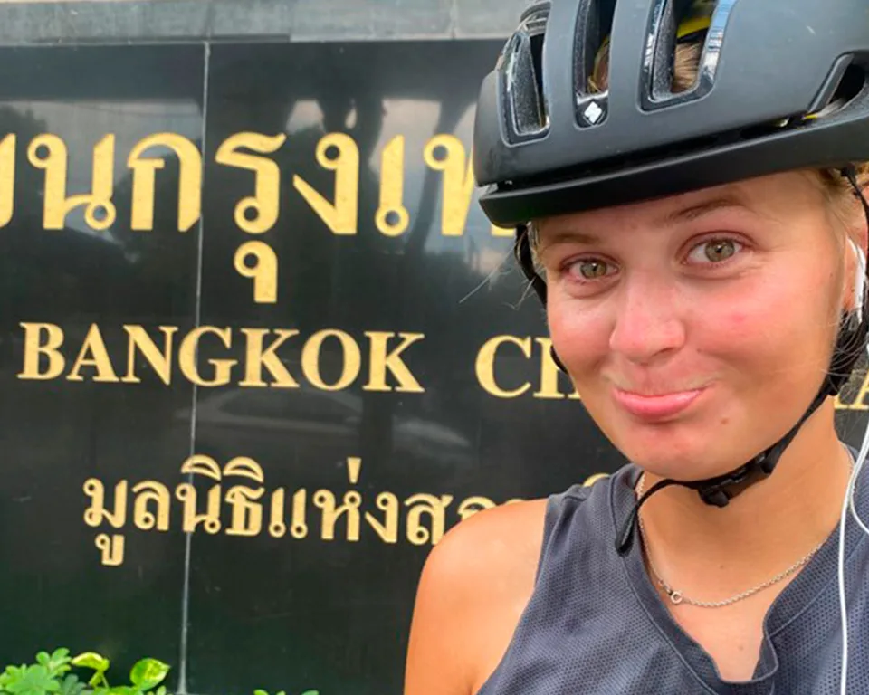 Cykelpigerne - foran skilt med Bangkok