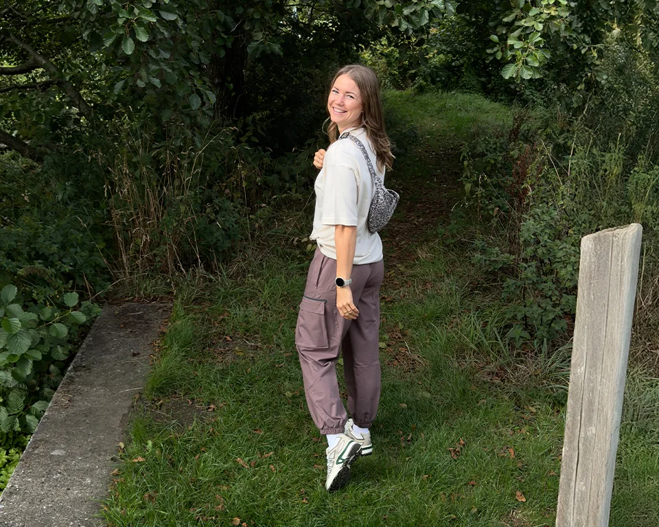 Billede 3 - outdoor - kvinde går tur i natur