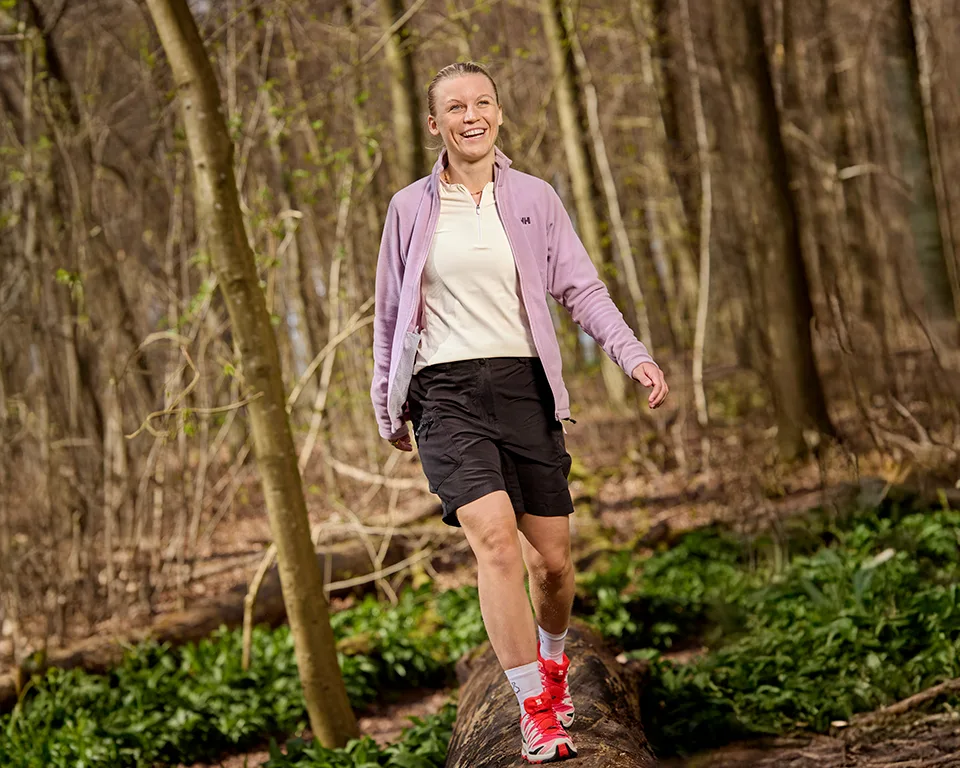 Billede 2 - outdoor - kvinde hiker i skov