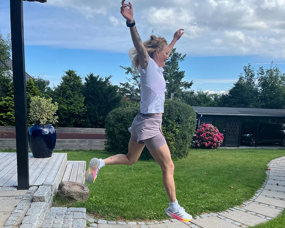 Billede af Louise der hopper ud over sin dørstep