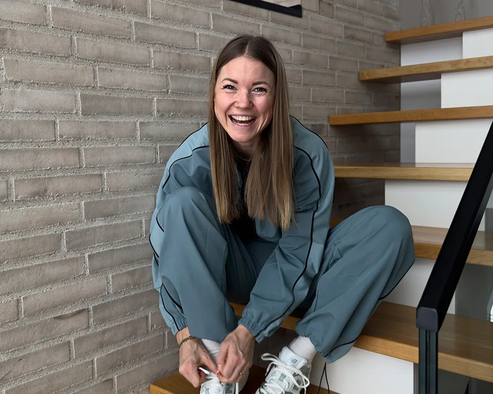 Billede 2 - træning - kvinde sidder på trappe