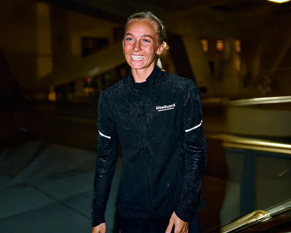 Billede 1 - Løb - kvinde i regnvej i liiteguard