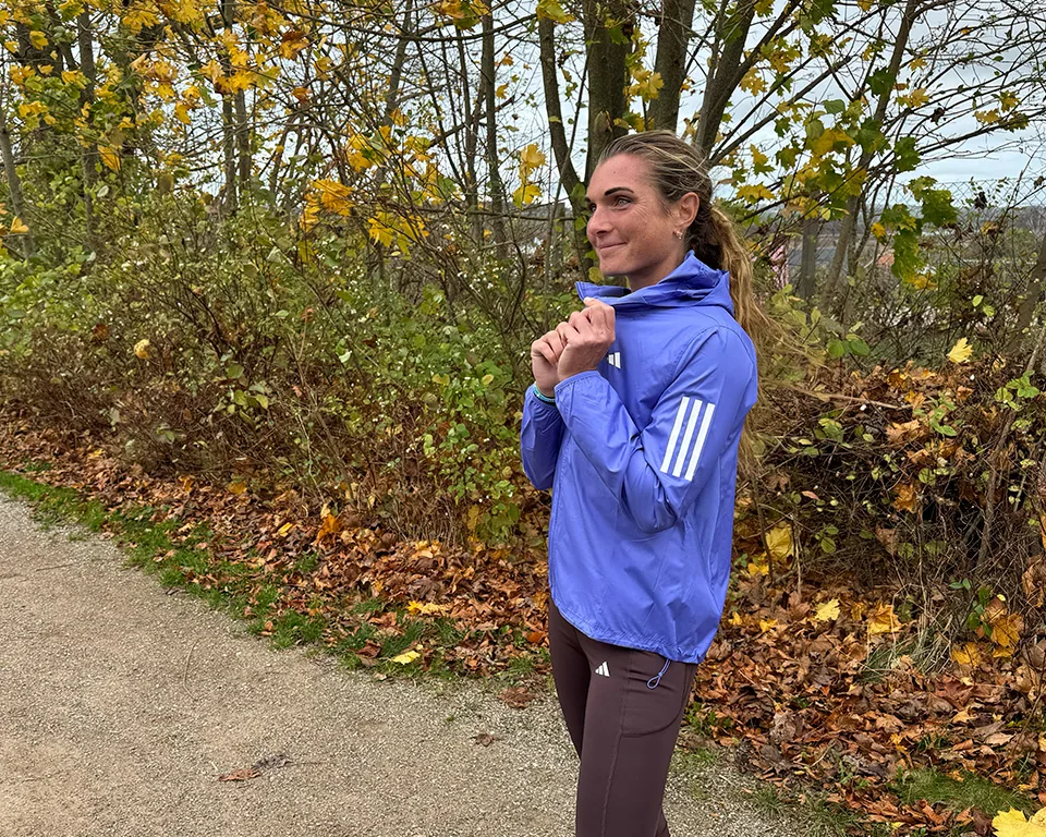 Billede 2 kvinde i lilla jakke i skoven