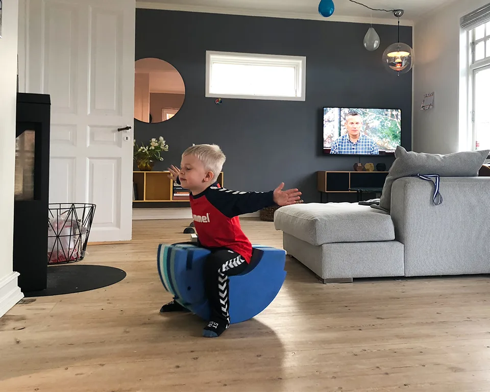 Børn bevægelse på legetøj