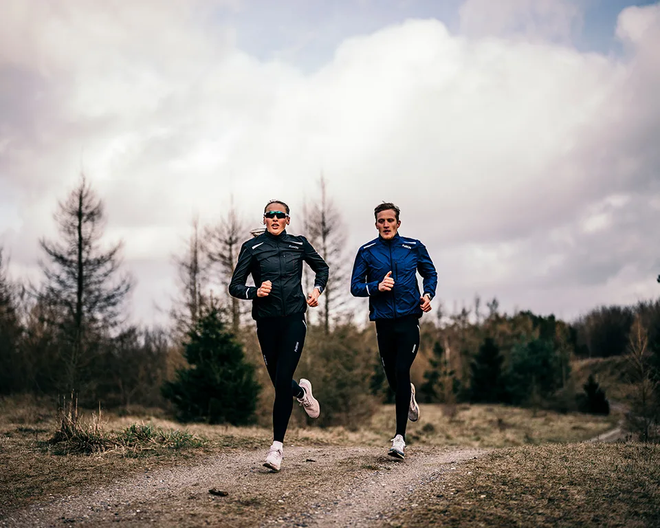 Billede 2 - Løb - mand og kvinde løber i naturen