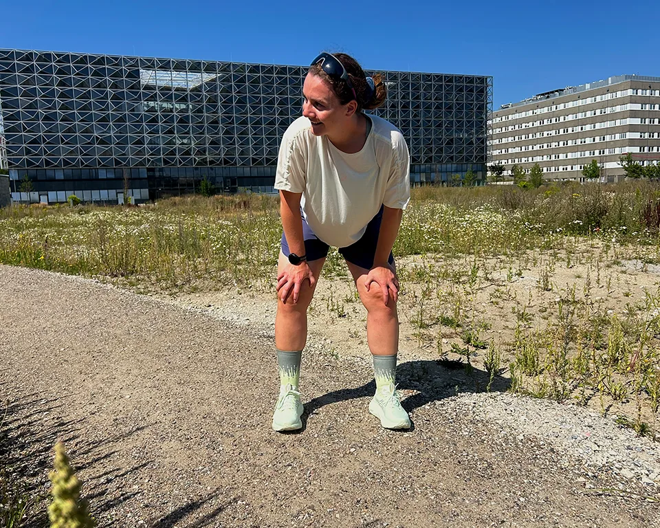 Billede 2 kvinde på sti iført asics