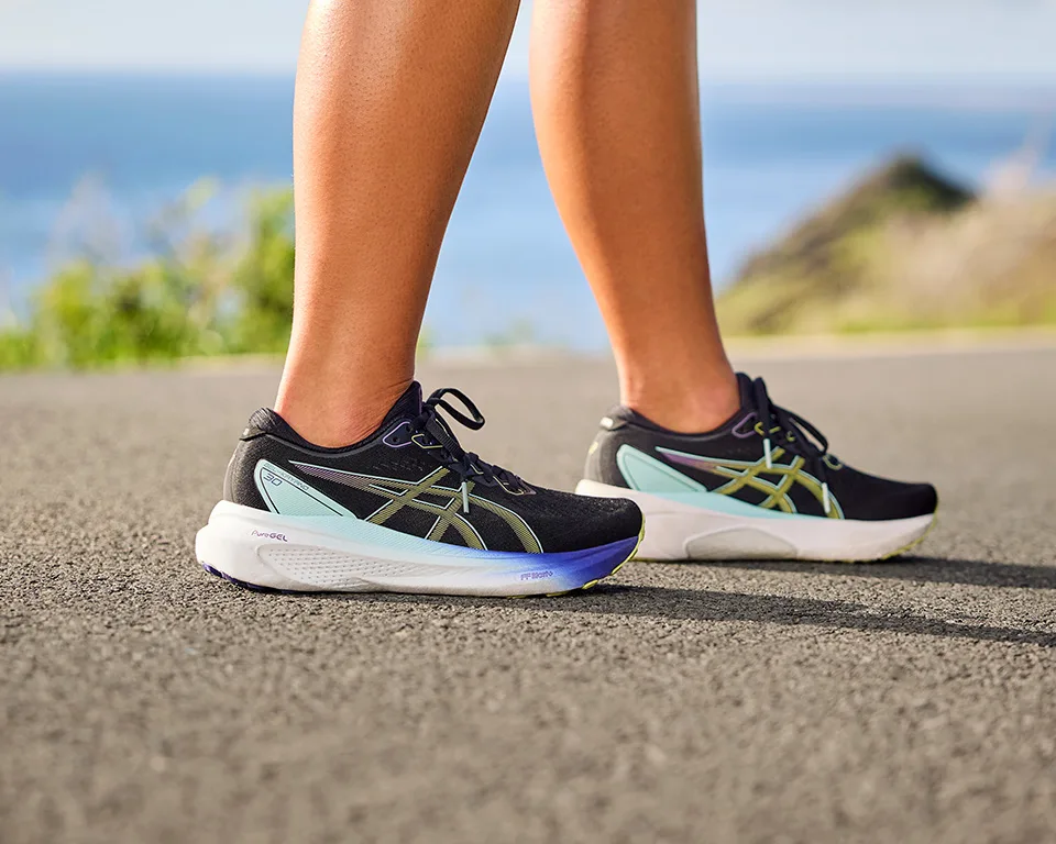 Asics GEL-Kayano 30 - tæt på, på asfalt