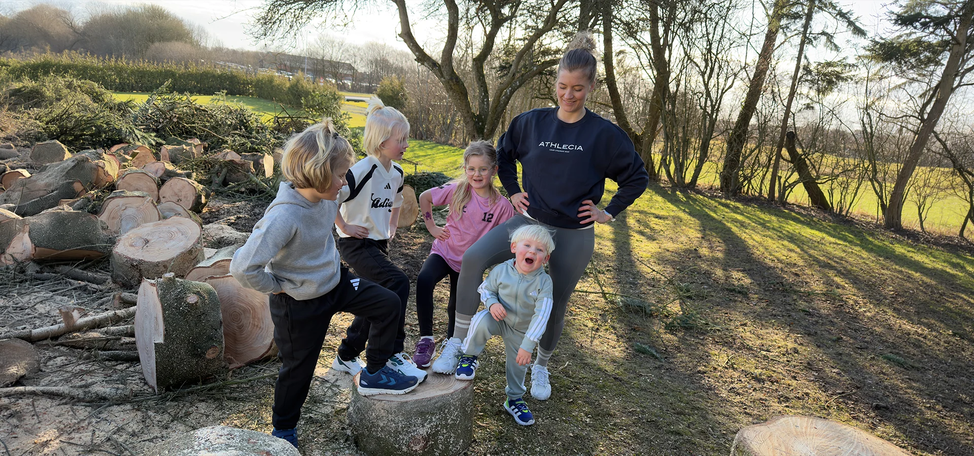 Træning i naturen med aktivitetslege for hele familien