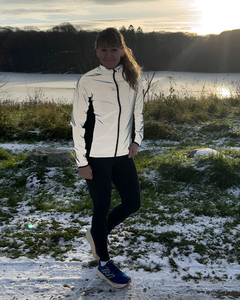 Kvinde i refleks løbejakke