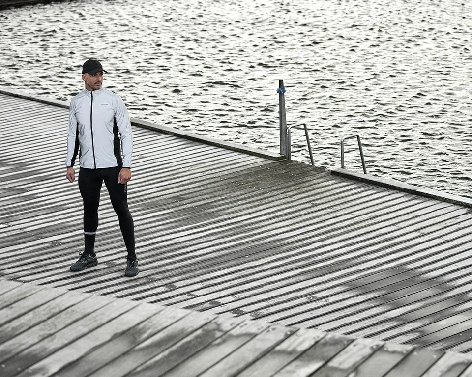 Billede 1 mand i refleksjakke ved havnen