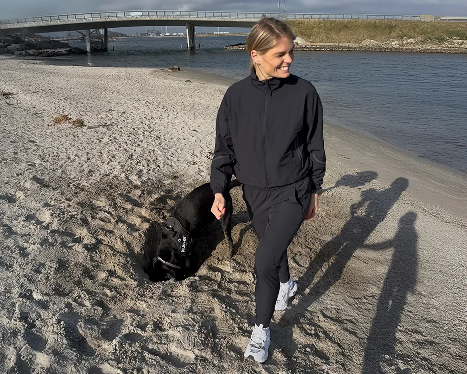 Billede 1 - outdoor - kvinde ved strand