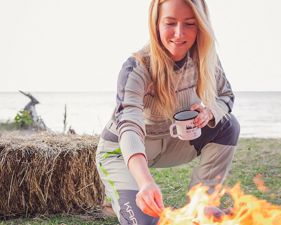 Kari Traa outdoor kvinde ved bål