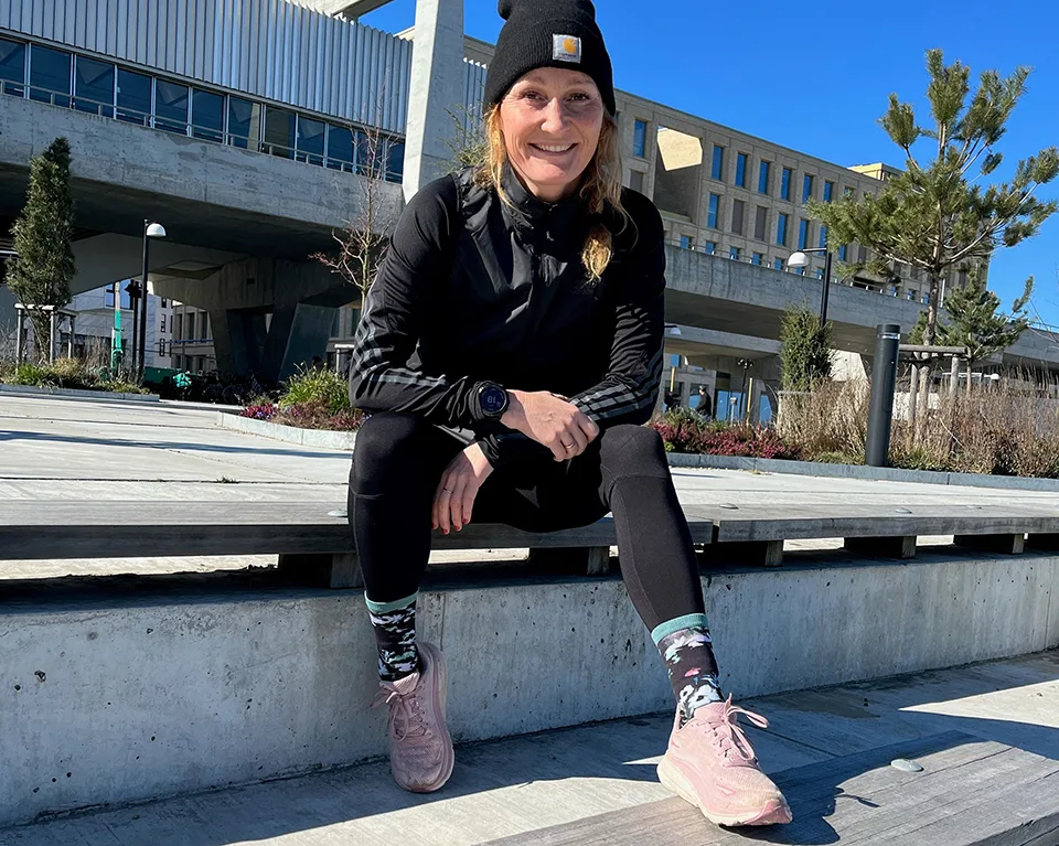 Louise med hoka sko