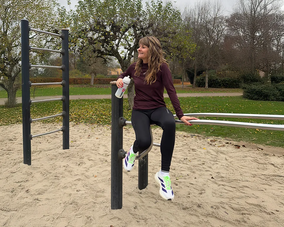 Billede 1 - outdoor - kvinde på legeplads