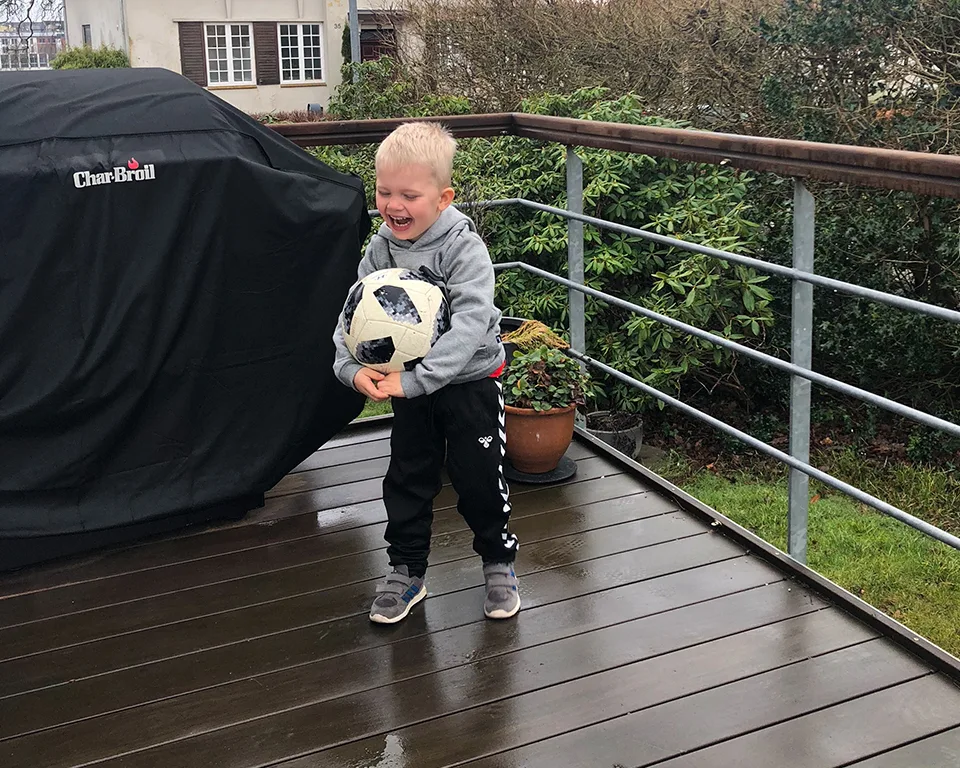 Børn bevægelse ude med bold