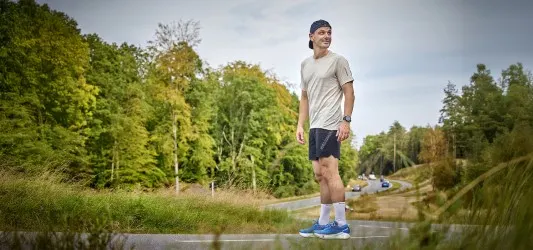 Topbillede mandelig løber på vejen
